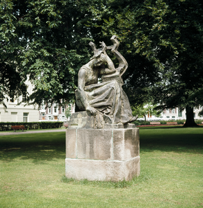 821874 Afbeelding van het beeld Sappho in het Hogelandse Park (Museumlaan) te Utrecht.